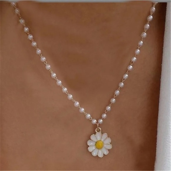 Jewelry - 💖5 items for $25 Sale!💖 Daisy Pendant Necklace